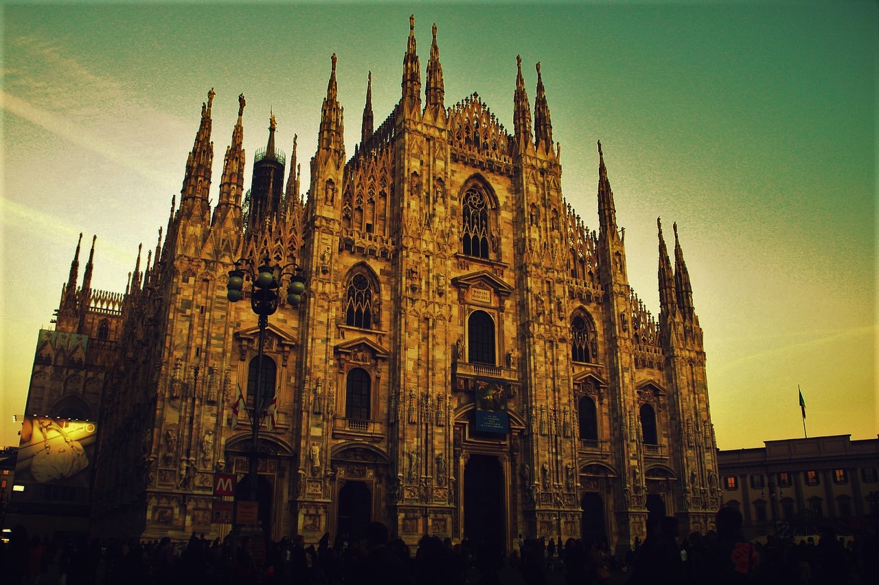 Sunset-Milan, Sun sets as the city lights ome alive. Milan,…