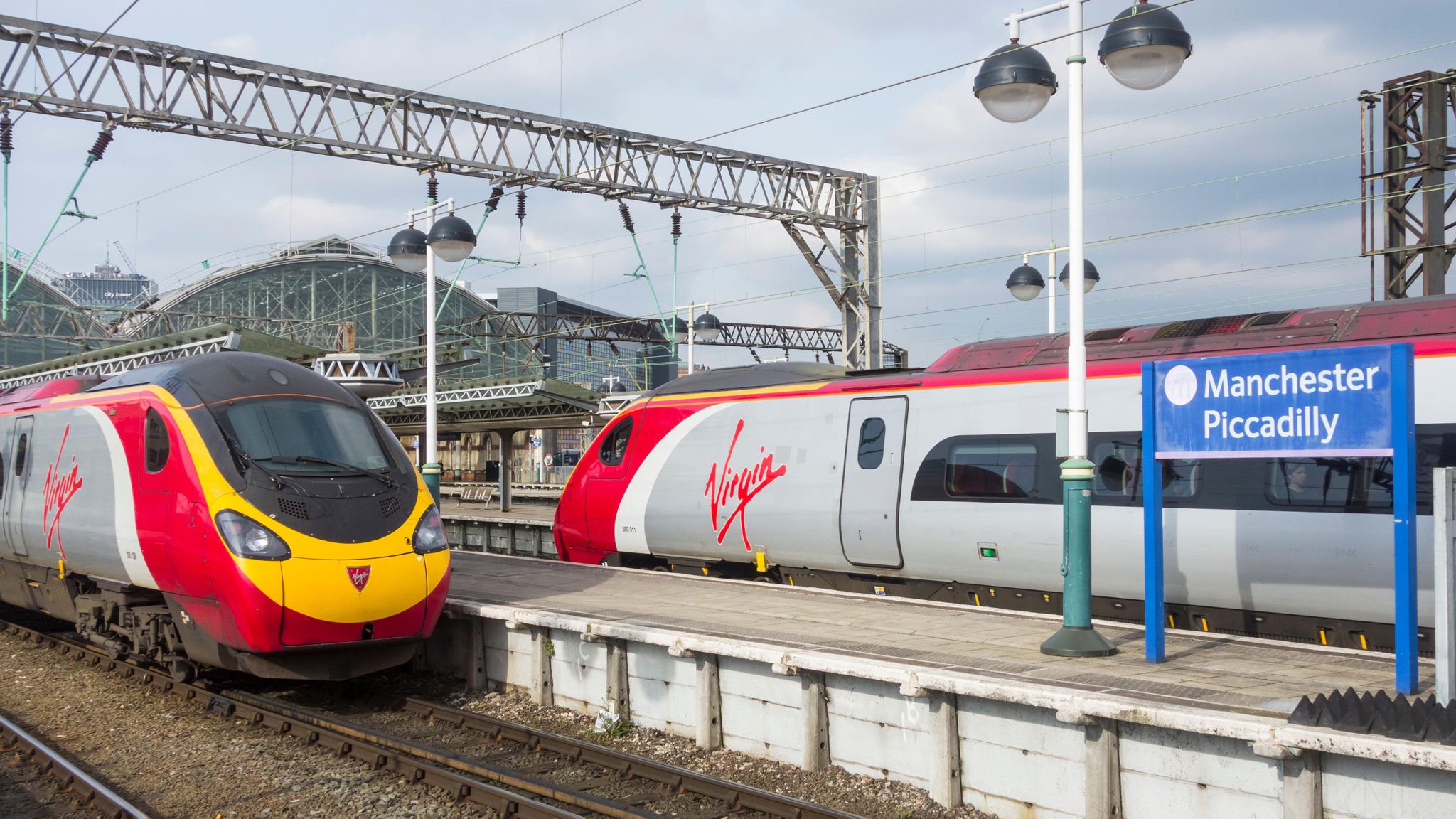 travel from manchester airport to piccadilly station